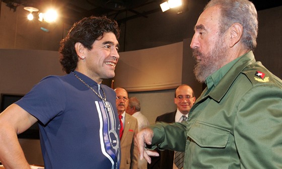 Diego Armando Maradona s kubánským diktátorem Fidelem Castrem v Havaně v říjnu...