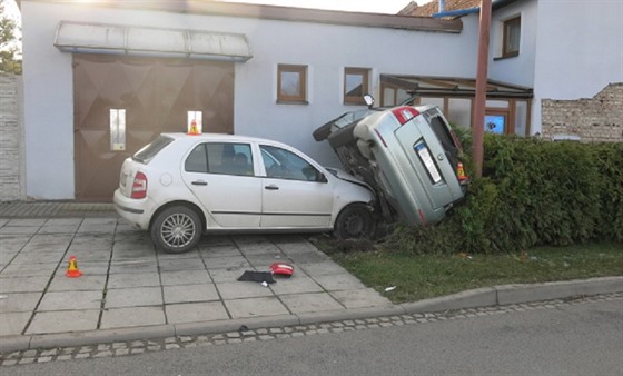 Snímek s následky nehody osmnáctiletého mladíka v obci Výovice na...