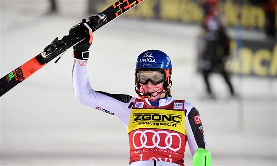 Petra Vlhová slaví triumf ve slalomu v Levi.