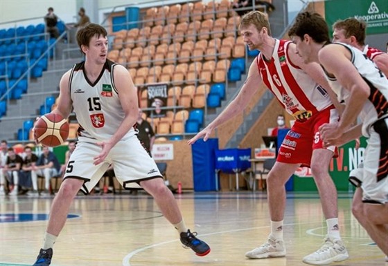 Kapitán basketbalist Hradce Králové Ondej Peterka ve stedením derby s...