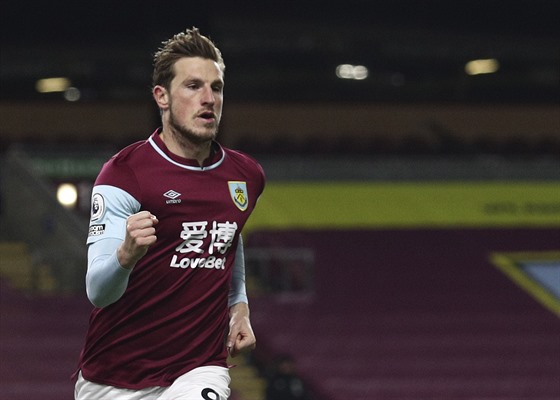 Chris Wood z Burnley se raduje z gólu proti Crystal Palace.