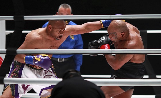 Roy Jones (vlevo) a Mike Tyson v exhibici v Los Angeles