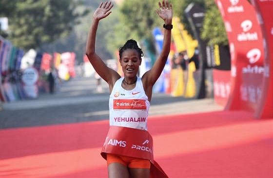 Etiopanka Yalemzerf Yehualawová vyhrála plmaraton v Dillí v druhém nejlepím...