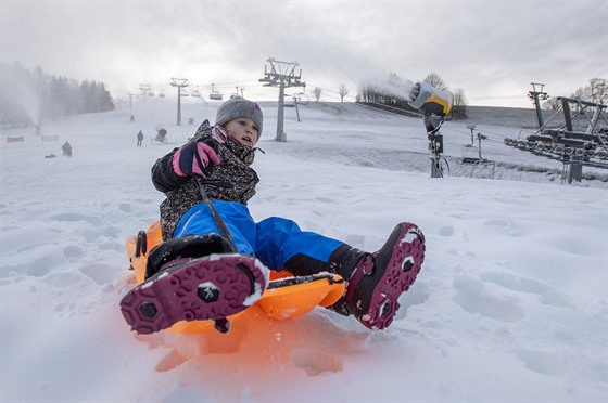 Pracovníci Skicentra Detné v Orlických horách na Rychnovsku zasnují ervenou...