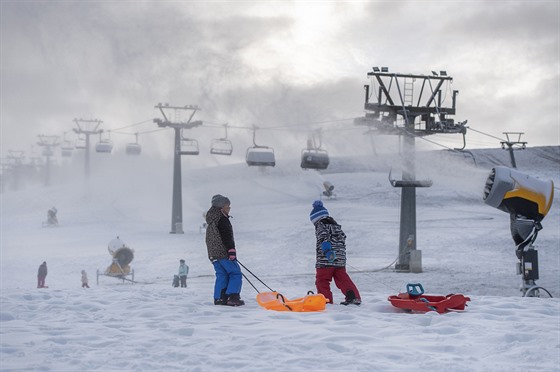 Pracovníci Skicentra Deštné v Orlických horách na Rychnovsku zasněžují červenou...