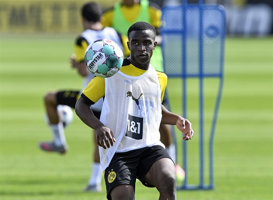 Youssoufa Moukoko od srpna trénuje s ákem Borussie Dortmund, akoliv mu tou...