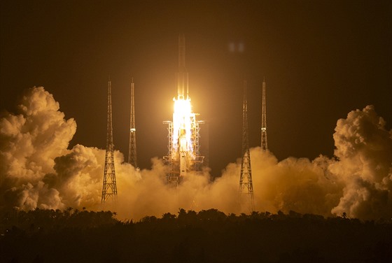 Start rakety Dlouhý pochod 5 se msíní sondou chang-e 5