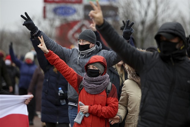 Běloruská policie při protestech zadržela přes 300 lidí, mnohé zbila