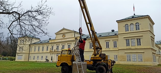 Demontá a odvoz litinové plastiky Diany se srncem, které navrátí pvodní krásu...