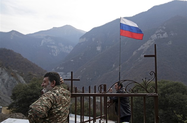 Rusko válčí na Ukrajině a nedohlíží na mír v Karabachu, čílí se Arméni