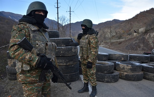 Ázerbájdžán se blíží ovládnutí Karabachu, Arménům ztěžuje přístup