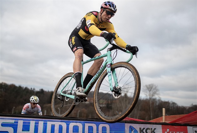 Premiéru SP cyklokrosařů v irském bahně vyhráli van Aert a van Empelová