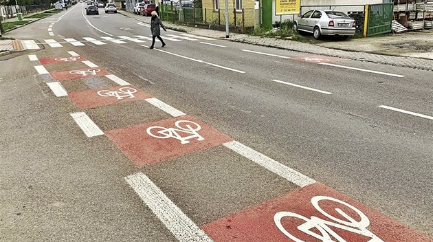 Cyklopruhy na pvodní silnici první tídy v Drakovicích.