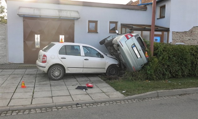 Snímek s následky nehody osmnáctiletého mladíka v obci Výovice na...