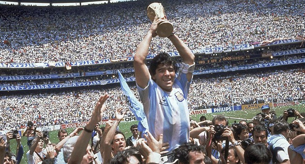 Diego Maradona zemřel. Argentinská legenda podlehla srdečnímu selhání