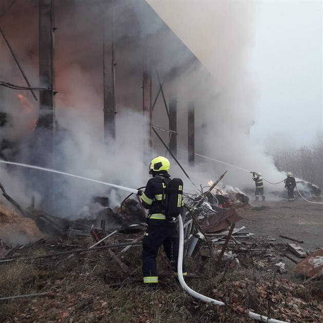 Na Klatovsku hořel průmyslový areál, škoda je několik milionů korun