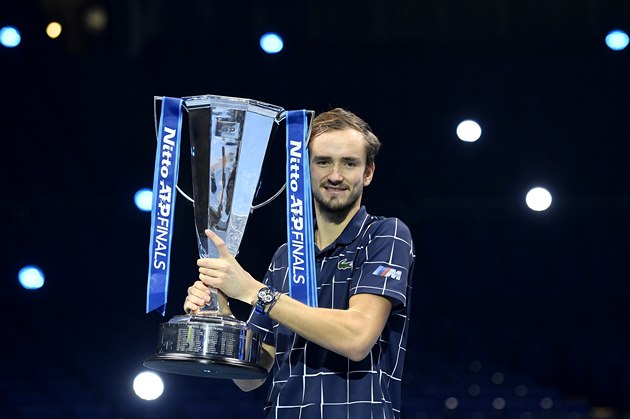 Rus Daniil Medvedv pzuje s trofej pro ampiona Turnaje mistr.