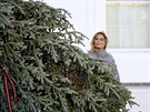 První dáma USA Melania Trumpová podle tradice v Bílém dom pevzala vánoní...