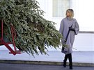 První dáma USA Melania Trumpová podle tradice v Bílém dom pevzala vánoní...