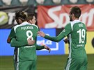 Fotbalisté Bohemians se radují z gólu proti Teplicím.