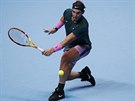 panl Rafael Nadal se natahuje k bekhendu v semifinále Turnaje mistr.