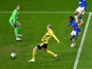 Erling Haaland (ve lutém) stílí první gól Dortmundu v zápase s Herthou.