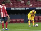Lionel Messi z Barcelony (vpravo) se pipravuje na rozehrání standardní situace.