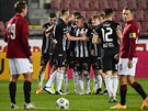 Fotbalisté eských Budjovic se radují z gólu Karola Mészárose (uprosted)...