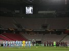 Fotbalisté Slavie a Nice drí minutu ticha k uctní poamátky zesnulého Diega...