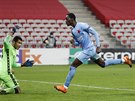 Slávistický Abdellah Sima dává tetí gól Nice v utkání Evropské ligy.