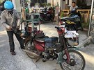 Jeden z vietnamských no jsem koupil od náhodného cyklisty, dalí od noíe,...