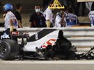 Vrak, který zstal z vozu Romaina Grosjeana po nehod ve Velké cen Bahrajnu