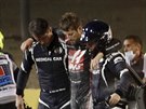 Romain Grosjean za pomoci medik odchází z místa nehody.