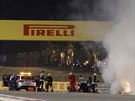 Hasii se po nehod Romaina Grosjeana v Velké cen Bahrajnu snaí uhasit...