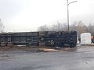 U Jablonnho v Podjetd se pevrtil kamion (21. listopadu 2020)