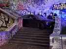Hasii vyprostili auto, kter sjelo st schod na konci Lublask ulice v...