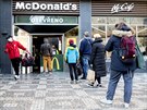 Výdejové okénko etzce McDonald's na praském Andlu