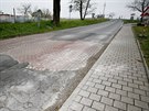 Silniái musí na zniené cesty kolem Nových Mlýn nanáet stále nový asfalt.