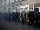 Policisté pi zásahu proti demonstrantm v Paíi, kde lidé protestují proti...