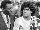 Braziliská legenda Pelé a Diego Maradona na snímku z ervna 1987 v Curychu, kde...