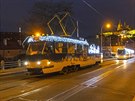 Vánon ozdobené tramvaje na Mánesov most v Praze (29. listopadu 2020)