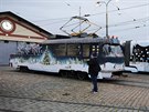 Vnon ozdoben tramvaje ve Vozovn Steovice v Praze (29. listopadu 2020)