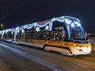 Vánon ozdobené tramvaje na Mánesov most v Praze (29. listopadu 2020)