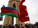 Azerbájdánci mávají státními vlajkami a oslavují vstup vojsk. (20. listopadu...
