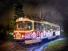 Ulice Brna znovu rozz��� v�no�n� tramvaj.