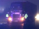 Tragick� nehoda se odpoledne stala na d�lnici D8 u Zdib u Prahy. Po sr�ce...