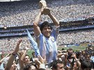 Diego Maradona nad hlavami fanouk poté, co v roce 1986 dovedl Argentinu k...