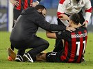 Zlatan Ibrahimovic z AC Milán oetovaný v zápase s Neapolí.