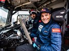 Ignacio Casale (vpravo) se chystá ídit tatru stáje Buggyra na Rallye Dakar...