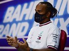 Lewis Hamilton z Mercedesu ped tréninkem na Velkou cenu Bahrajnu